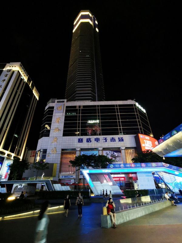 &copy; Reuters. 　５月２１日、中国の深センにある超高層ビル「賽格広場（ＳＥＧプラザ）」（写真）が１８日に突然揺れ出した問題で、ビルを所有する深セン市賽格集団は、原因を調査するためビルを閉
