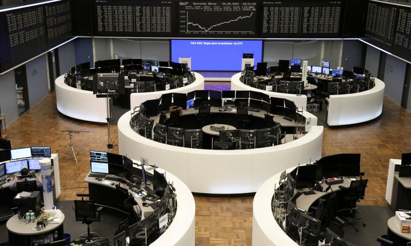 &copy; Reuters. متعاملون أثناء التداول في بورصة فرانكفورت الألمانية يوم الخميس. صورة لرويترز.