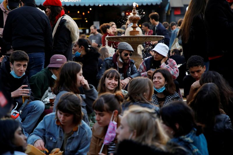 © Reuters. FILE PHOTO: People enjoy an evening drink at Place de la Contrescarpe in Paris as cafes, bars and restaurants reopen after closing down for months amid the coronavirus disease (COVID-19) outbreak in France, May 19, 2021. REUTERS/Sarah Meyssonnier