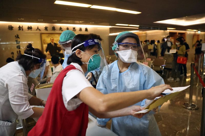 &copy; Reuters. 　５月２１日、台湾の陳時中・衛生福利部長（衛生相に相当）はベセラ米厚生長官と会談し、新型コロナウイルスワクチンの調達で米国に支援を求めたことを明らかにした。写真は台湾・新