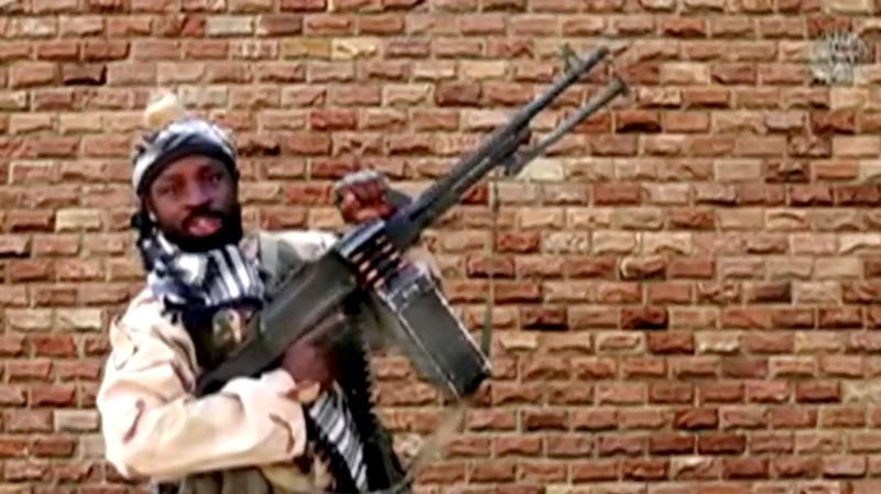 &copy; Reuters. أبو بكر شيكاو زعيم جماعة بوكو حرام يحمل سلاحا في مكان غير معلوم بصورة مأخوذة من مقطع فيديو من أرشيف رويترز.