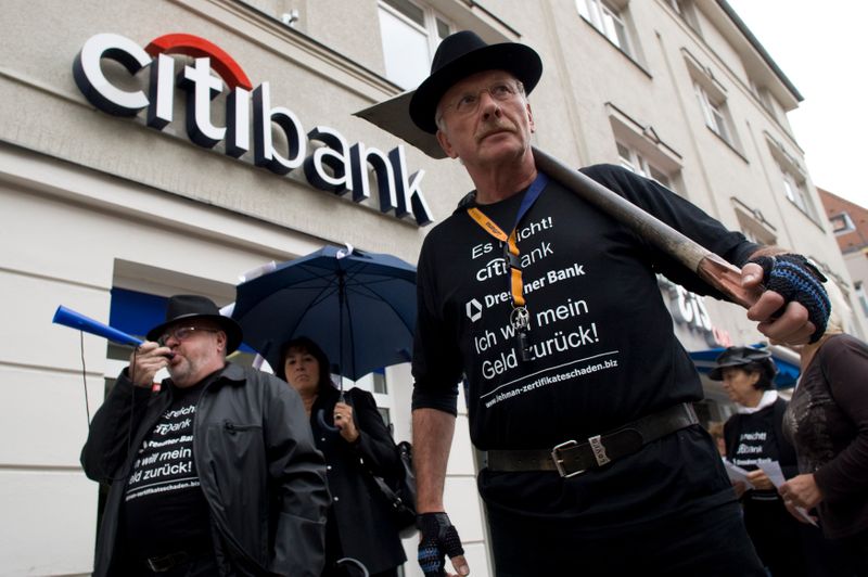 &copy; Reuters. Small investors who lost money due to the collapse of the Lehman Brothers investment bank protest in front of a Citibank branch in Berlin September 15, 2009. Protesters said Citibank and Dresdner Bank financial advisers failed to inform their small client