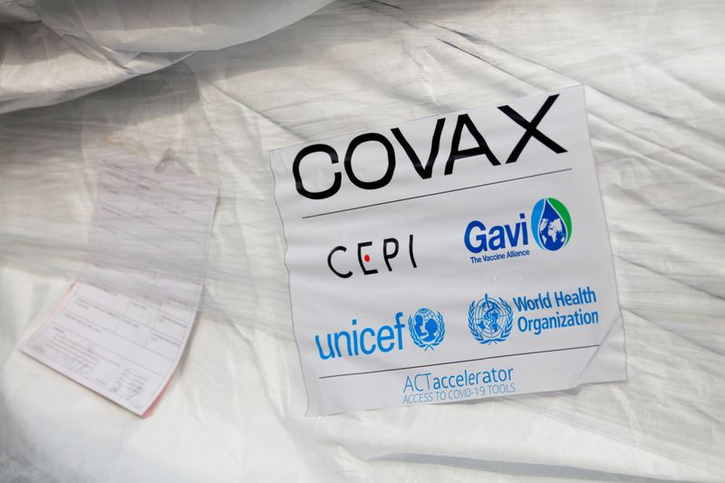 &copy; Reuters. L'Alliance pour le vaccin (Gavi) a annoncé vendredi un accord avec Johnson & Johnson portant sur 200 millions de doses afin de combler un manque provoqué par la suspension des exportations de l'Inde. /Photo prise le 24 février 2021/REUTERS/Francis Koko