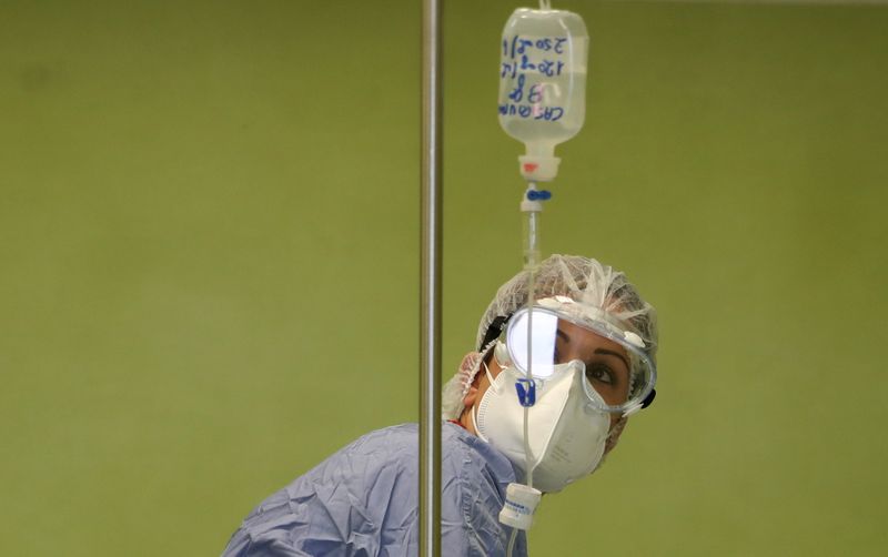 &copy; Reuters. Un operatorio sanitario presso l'ospedale di San Giuseppe ad Albano. REUTERS/Yara Nardi