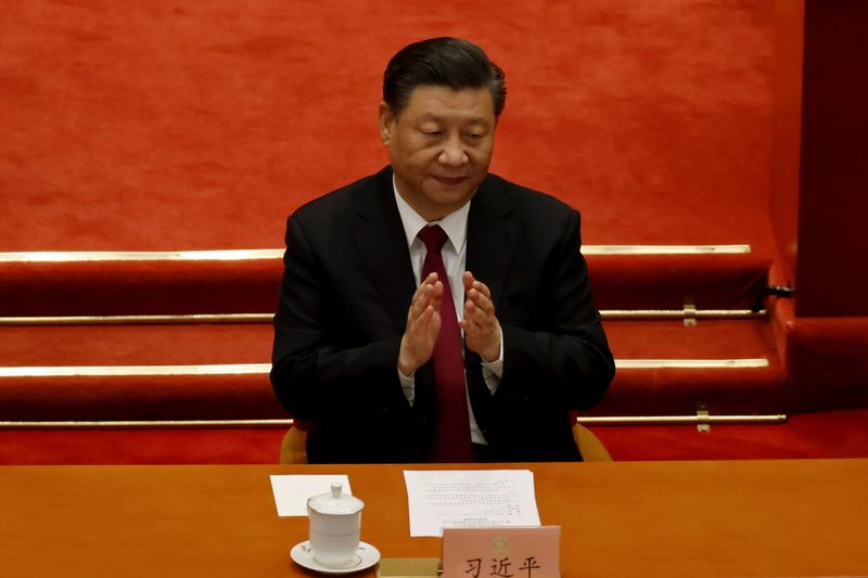 &copy; Reuters. FILE PHOTO: Chinese President Xi Jinping applauds at the closing session of the Chinese People's Political Consultative Conference (CPPCC) at the Great Hall of the People in Beijing, China March 10, 2021. REUTERS/Carlos Garcia Rawlins/File Photo