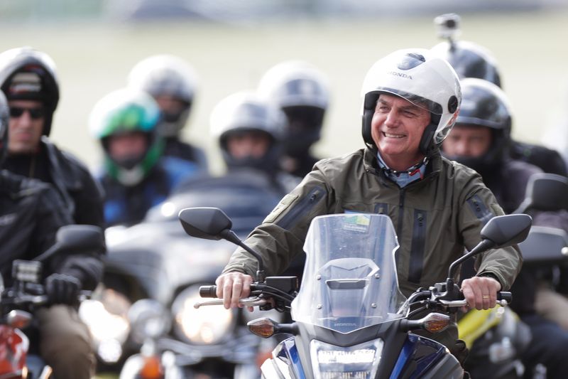 &copy; Reuters. Presidente Jair Bolsonaro durante passeio de moto com apoiadores em Brasília
09/05/2021
REUTERS/Ueslei Marcelino