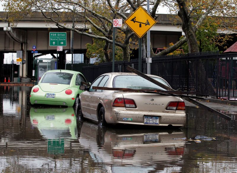 &copy; Reuters. FILE PHOTO: Parked cars are partially submerged in flood waters in the aftermath of Hurricane Sandy in New York October 30, 2012. REUTERS/Brendan McDermid/File Photo