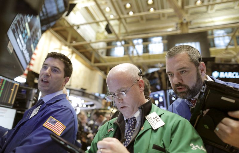 &copy; Reuters. La Bourse de New York est en hausse vendredi dans les premiers échanges. Quelques minutes après l'ouverture, le Dow Jones gagne 0,86%. /Photo d'archives/REUTERS/Brendan McDermid