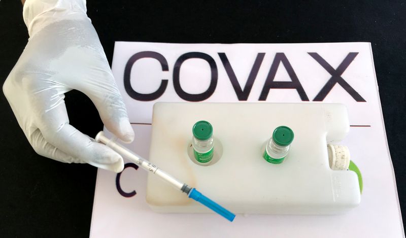 &copy; Reuters. La France va allouer d'ici la fin de l'année une trentaine de millions de doses de vaccins contre le COVID-19 au programme COVAX supervisé par l'Organisation mondiale de la Santé (OMS), a annoncé vendredi Emmanuel Macron. /Photo prise le 13 mars 2021/