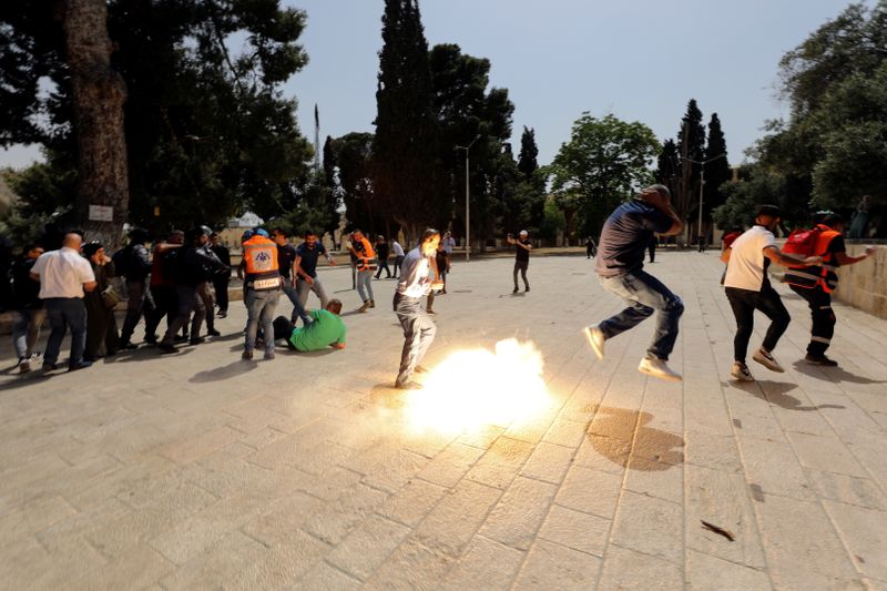 &copy; Reuters. Conflito entre palestinos e forças de segurança de Israel na mesquita de Al-Aqsa, em Jerusalém
21/05/2021
REUTERS/Ammar Awad