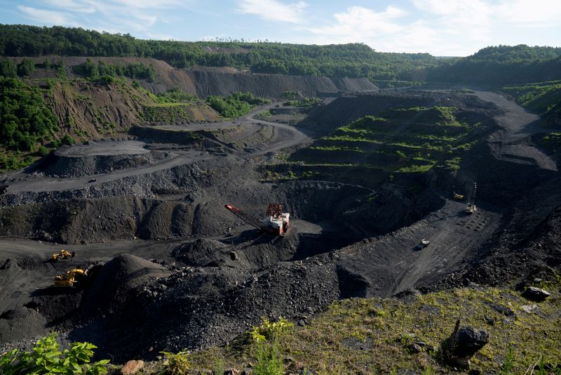 © Reuters. FILE PHOTO: Heavy equipment excavate anthracite coal from a strip mine in New Castle, Pennsylvania, U.S., July 13, 2020. Picture taken July 13, 2020.  REUTERS/Dane Rhys/File Photo