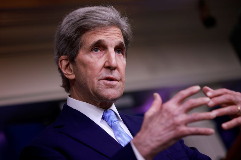 &copy; Reuters. FILE PHOTO: John Kerry, Special Presidential Envoy for Climate, delivers remarks during a press briefing at the White House in Washington, U.S., April 22, 2021. REUTERS/Tom Brenner