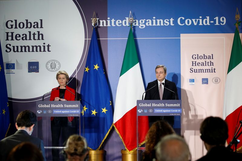© Reuters. Italian Prime Minister Mario Draghi and European Commission President Ursula von der Leyen attend a news conference at a virtual G20 summit on the global health crisis, at Villa Pamphilj in Rome, Italy, May 21, 2021. REUTERS/Remo Casilli/Pool