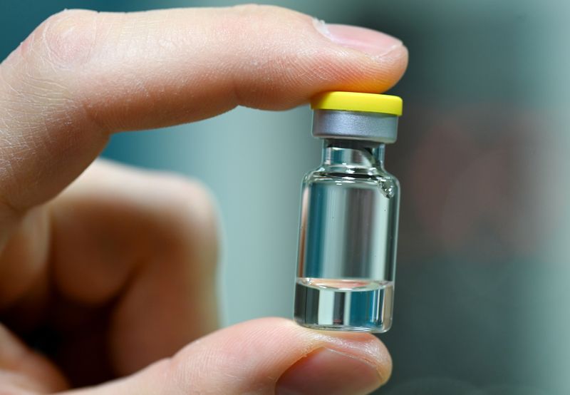 &copy; Reuters. Laboratoires pharmaceutiques et dirigeants des pays industrialisés se sont engagés vendredi lors du sommet mondial sur la santé à fournir des doses de vaccins contre le COVID-19 et des milliards de dollars d'aides afin d'aider les pays en développeme