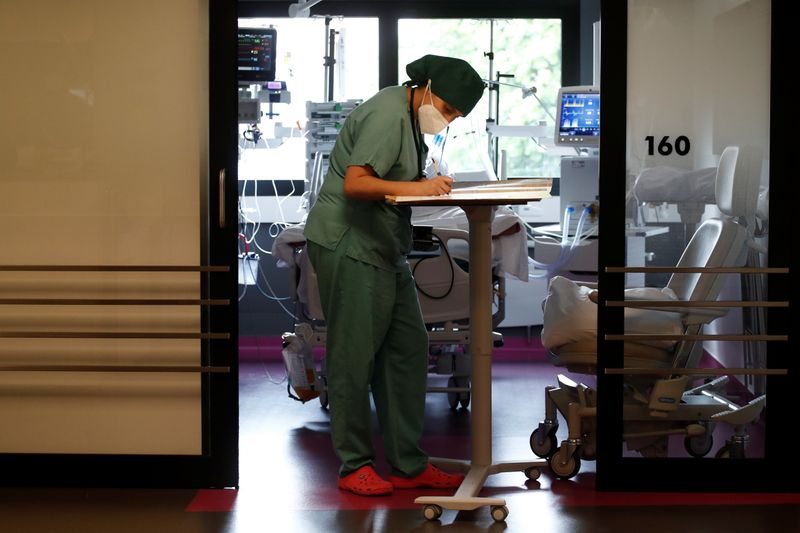 &copy; Reuters. Les services de réanimation traitaient vendredi 3.631 patients atteints du COVID-19, soit 138 de moins que la veille. /Photo prise le 4 mai 2021/REUTERS/Benoit Tessier