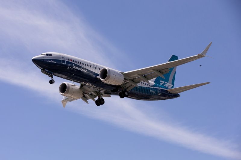 &copy; Reuters. IMAGEN DE ARCHIVO. Un avión Boeing 737 MAX aterriza después de un vuelo de prueba en Seattle, Washington, EEUU. Junio 29, 2020. REUTERS/Karen Ducey