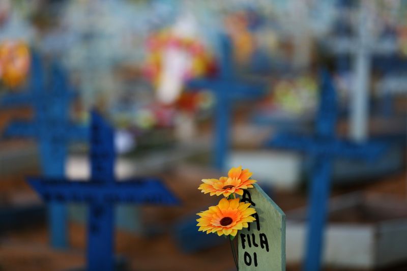 &copy; Reuters. Flowers are seen on the grave of a person who passed away due to the coronavirus disease (COVID-19) at the Parque Taruma cemetery in Manaus, Brazil May 20, 2021. Picture taken May 20, 2021. REUTERS/Bruno Kelly
