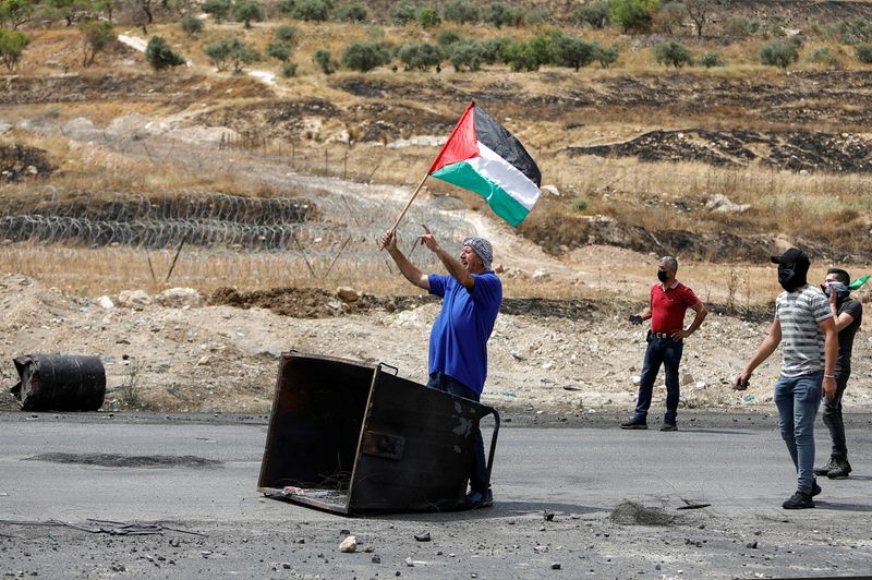 &copy; Reuters. Manifestantes palestinos na Cisjordânia
 21/5/2021   REUTERS/Raneen Sawafta