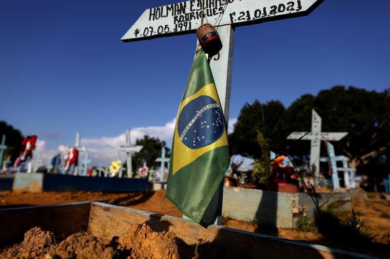 &copy; Reuters. Túmulo de vítima da Covid-19 no cemitério Parque Taruma, em Manaus (AM) 
20/05/2021
REUTERS/Bruno Kelly