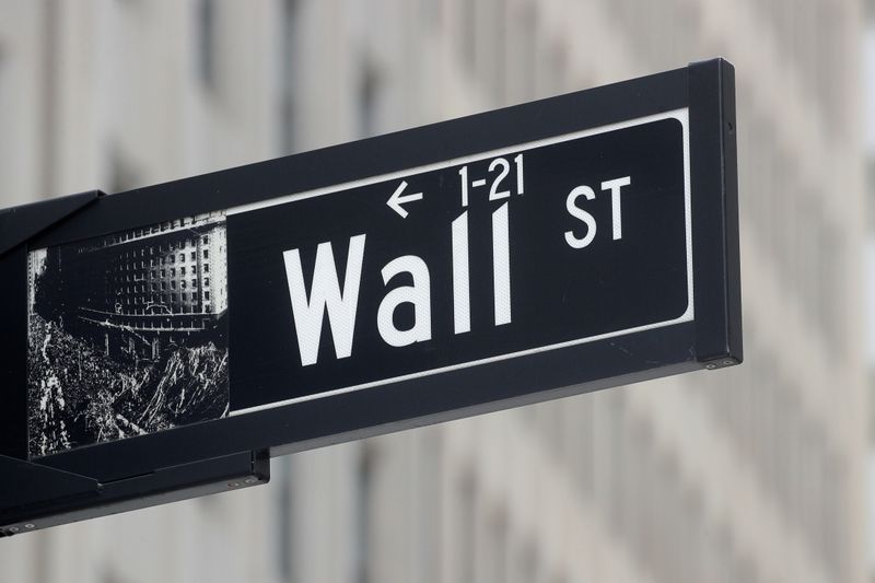 &copy; Reuters. 米国株式市場はインフレ懸念がくすぶる中、まちまちの展開となった。写真は５月４日、ニューヨーク証券取引所前で撮影（２０２１年　ロイター／Brendan McDermid）