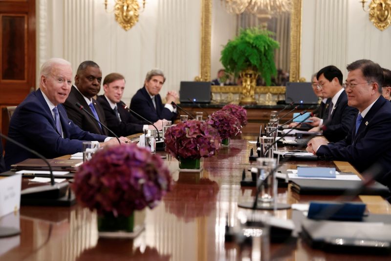 &copy; Reuters. バイデン米大統領は韓国の文在寅大統領とホワイトハウスで首脳会談を行った。両国の強固な同盟関係を確認し、北朝鮮核問題や新型コロナウイルス対策など幅広い協議が行われた。写真は
