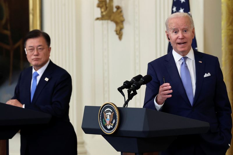 &copy; Reuters. El presidente de Estados Unidos, Joe Biden, habla durante una conferencia de prensa conjunta con el presidente de Corea del Sur, Moon Jae-in, después de un día de reuniones en la Casa Blanca, en Washington, Estados Unidos, el 21 de mayo de 2021.  REUTER