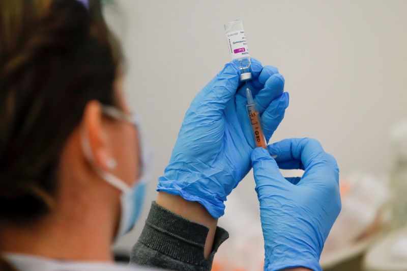 &copy; Reuters. 　英国オリンピック委員会（ＢＯＡ）は２１日、東京五輪・パラリンピックに出場する選手やスタッフらが渡航前に新型コロナウイルスのワクチンを接種することを発表した。英ニューマー