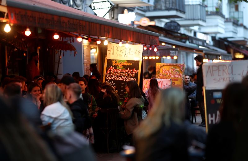 &copy; Reuters. A Berlin. Les voyageurs se rendant en Allemagne depuis la France ne seront plus soumis à une quarantaine à partir du 23 mai s'ils présentent un test négatif au COVID-19, une attestation de vaccination, ou un document attestant de leur guérison après