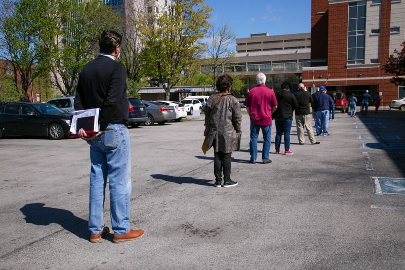 © Reuters. FILE PHOTO: People wait in a line outside a newly reopened career center for in-person appointments in Louisville, Kentucky, U.S., April 15, 2021.  REUTERS/Amira Karaoud