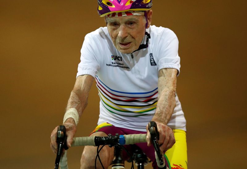 &copy; Reuters. Le cycliste français Robert Marchand (photo), détenteur du record du monde de l'heure dans la catégorie des plus de 105 ans, est mort dans la nuit de vendredi à samedi à l'âge de 109 ans, a annoncé la mairie de sa commune. /Photo d'archives/REUTERS