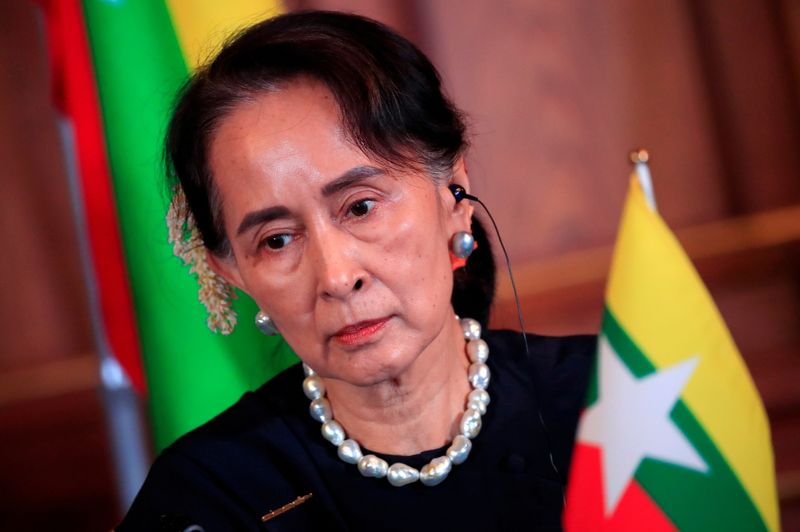 © Reuters. FILE PHOTO: Myanmar's State Counsellor Aung San Suu Kyi attends the joint news conference of the Japan-Mekong Summit Meeting at the Akasaka Palace State Guest House in Tokyo, Japan October 9, 2018. Franck Robichon/Pool via Reuters