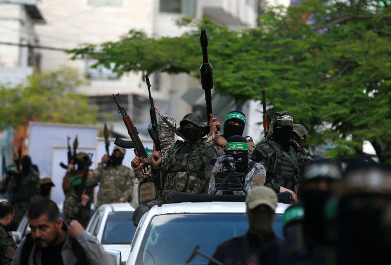 © Reuters. Palestinian Hamas militants take part in an anti-Israel rally in Gaza City May 22, 2021. REUTERS/Mohammed Salem
