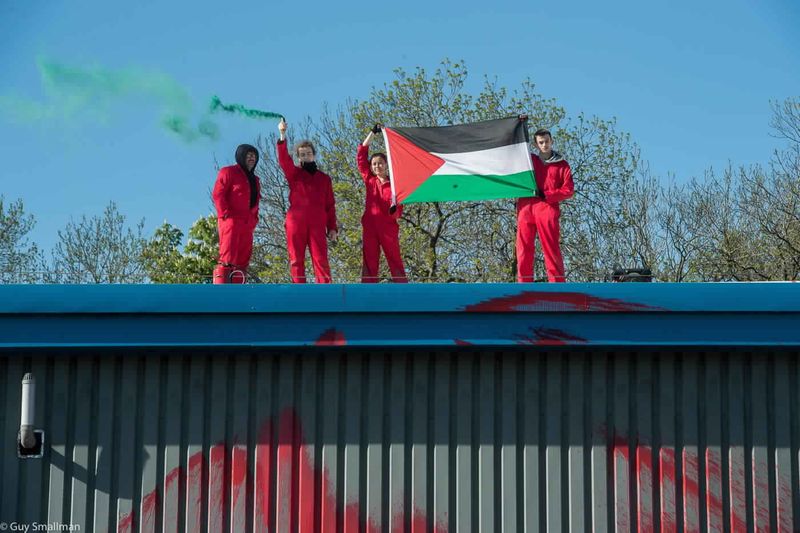© Reuters. أشخاص يحملون العلم الفلسطيني في مصنع بليستر في بريطانيا يوم الأربعاء. صورة لرويترز. يحظر اعادة بيع هذه الصورة أو الاحتفاظ بها في أرشيف.