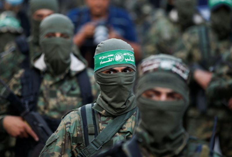 © Reuters. مقاتلون تابعون لحركة حماس يشاركون في مسيرة ضد اسرائيل في مدينة غزة يوم السبت. تصوير: محمد سالم-رويترز.
