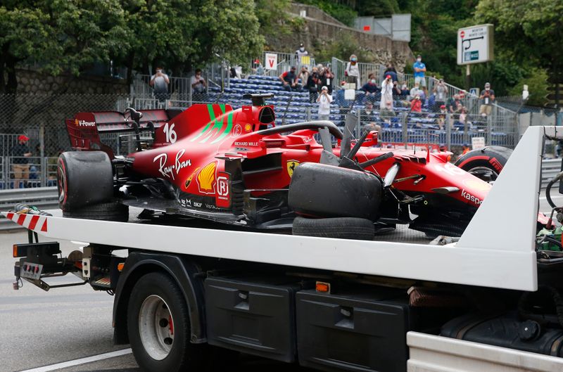 &copy; Reuters. سيارة شارل لوكلير سائق فيراري على سيارة نقل بعد حادث في نهاية التجارب التأهيلية في سباق موناكو ضمن بطولة العالم فورمولا 1 للسيارات يوم السبت