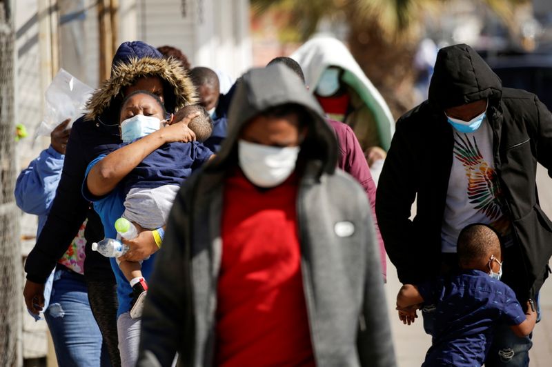 &copy; Reuters. FILE PHOTO: Migrants from Haiti walk near the Zaragoza-Ysleta international border bridge after being deported from the United States, in Ciudad Juarez, Mexico February 3, 2021. REUTERS/Jose Luis Gonzalez