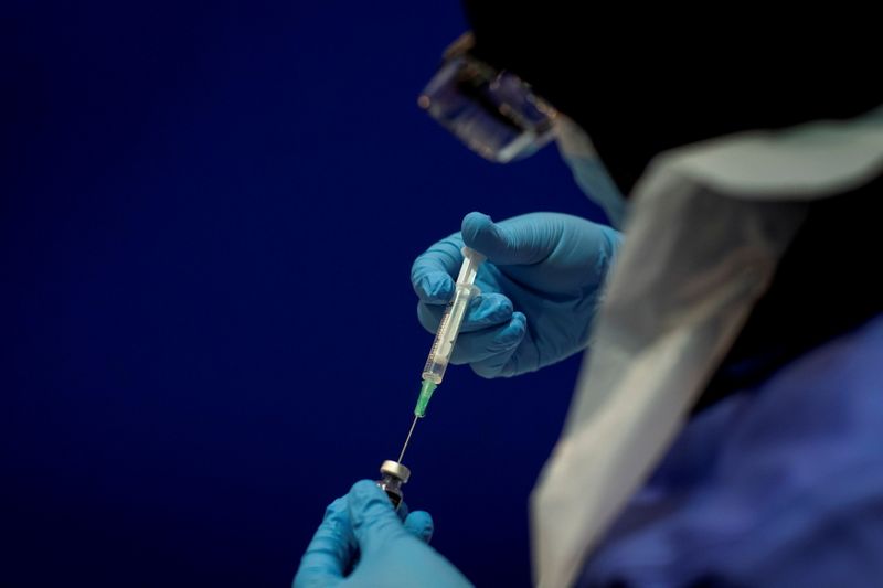 &copy; Reuters. FILE PHOTO: A phial of the Pfizer/BioNTech COVID-19 vaccine concentrate is diluted with 1.8ml sodium chloride ready for use at Guy's Hospital. Victoria Jones/Pool via REUTERS/File Photo