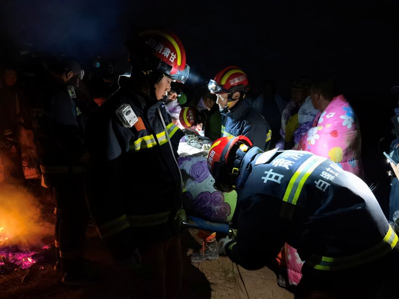 &copy; Reuters. 中国北西部の甘粛省で行われた１００キロマラソン大会で、悪天候により２１人が死亡した。２２日の救助活動、提供写真。（２０２１年　ロイター）