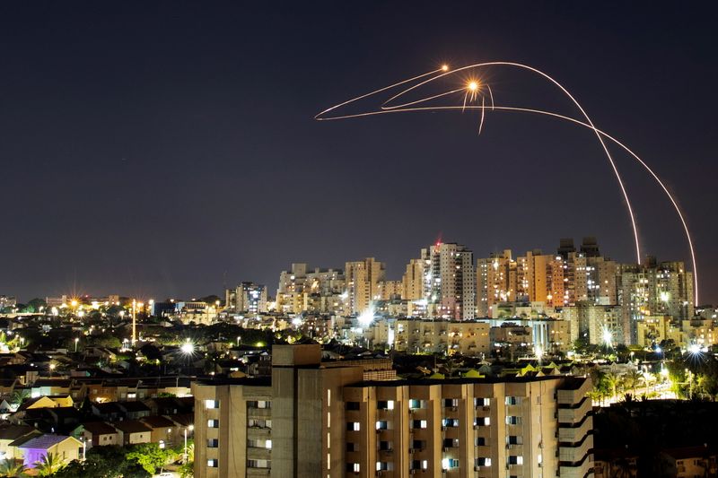 &copy; Reuters. منظومة القبة الحديدية الإسرائيلية تتصدى لصواريخ أطلقت من قطاع غزة فوق عسقلان يوم 14 مايو أيار 2021. تصوير: عمير كوهين - رويترز  
