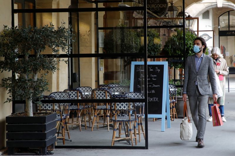 &copy; Reuters. A Paris. Quelque 16 millions et demi de Français ont téléchargé à ce jour l'application TousAntiCovid, qui permettra de disposer d'un passe sanitaire afin d'accéder à partir du 9 juin aux lieux regroupant plus de 1.000 personnes, a déclaré dimanc