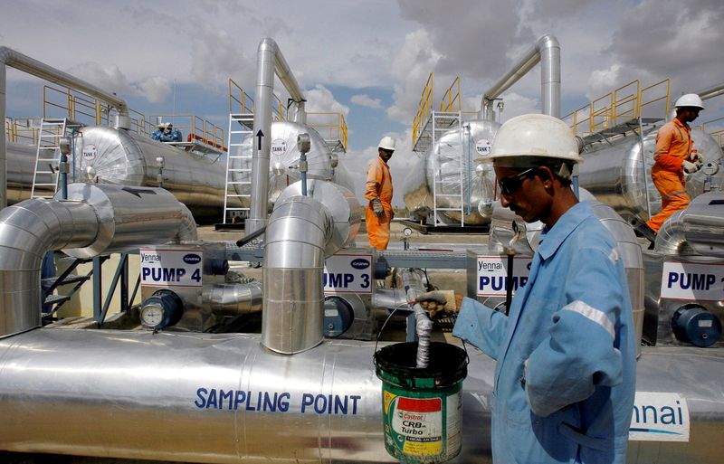 &copy; Reuters. FILE PHOTO: Cairn India employees work at a storage facility for crude oil at Mangala oil field at Barmer in the desert Indian state of Rajasthan August 29, 2009. REUTERS/Parth Sanyal