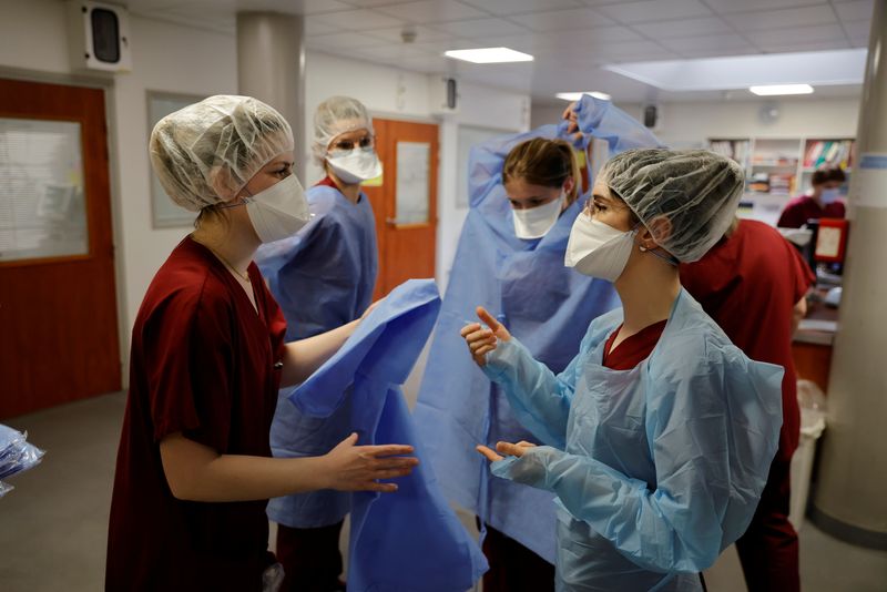 &copy; Reuters. La France comptait dimanche 3.515 patients soignés dans les services de réanimation en raison du COVID-19, soit 29 de moins que la veille et près de deux fois moins que le pic à 6.000 atteint à la fin avril, montrent les données officielles. /Photo 