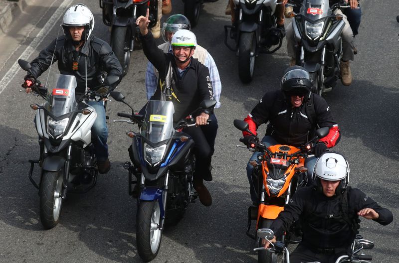 &copy; Reuters. Presidente Jair Bolsonaro acena a apoiadores durante manifestacação de motociclistas que liderou no Rio de Janeiro
23/05/2021
REUTERS/Pilar Olivares