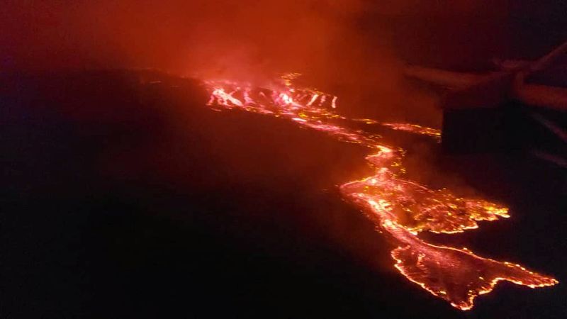 © Reuters. صورة من الجو لحمم بركانية من بركان بجبل نيراجونجو بالكونجو يوم 22 مايو ايار 2021. صورة لرويترز محظور إعادة بيعها أو وضعها في أرشيف.  