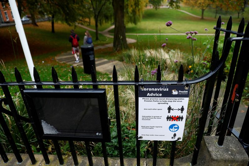 &copy; Reuters. FILE PHOTO: A sign with safety measures is seen amidst the outbreak of the coronavirus disease (COVID-19), in Preston, Lancashire, Britain October 18, 2020. REUTERS/Jason Cairnduff/File Photo