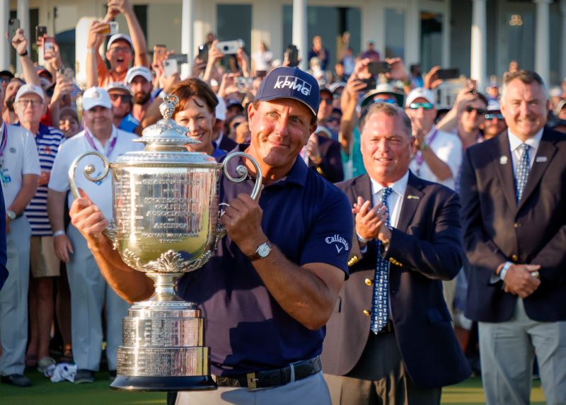 &copy; Reuters. May 23, 2021; Kiawah Island, South Carolina, USA; Phil Mickelson hoists the Wanamaker Trophy after he wins the PGA Championship golf tournament. Mandatory Credit: Geoff Burke-USA TODAY Sports