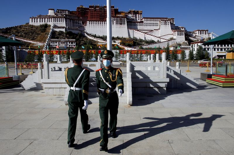 &copy; Reuters. 　中国共産党チベット自治区委員会の呉英傑書記は２２日、チベットで共産党の指導力を維持して経済発展を促進し、社会主義にのっとりチベット社会を導いていく方針を示した。ラサで昨