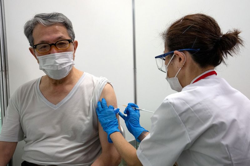 &copy; Reuters. Le Japon a ouvert lundi deux centres géants de vaccination contre le COVID-19 avec pour objectif d'immuniser les personnes âgées en amont des Jeux olympiques prévus cet été dans la capitale Tokyo, où a été installé l'un des "vaccinodromes", de m