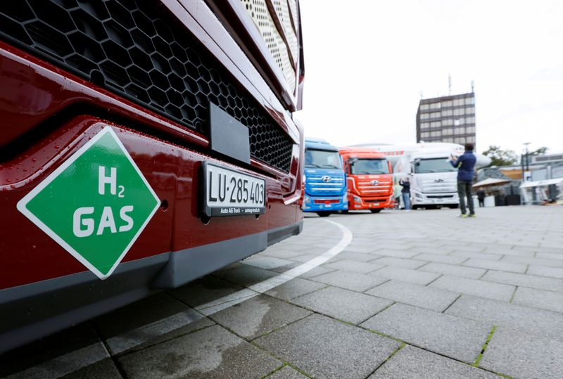 &copy; Reuters. FILE PHOTO: A sign on a new hydrogen fuel cell truck made by Hyundai is pictured at the Verkehrshaus Luzern (Swiss Museum of Transport) in Luzern, Switzerland October 7, 2020. REUTERS/Denis Balibouse