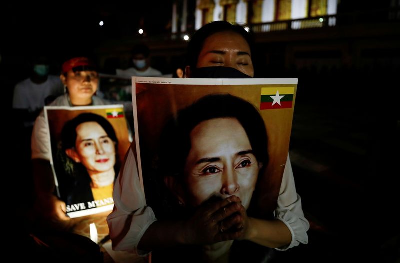 &copy; Reuters. متظاهرون ضد المجلس العسكري الحاكم في ميانمار يحملون صورة الزعيمة سو تشي في بانكوك يوم 28 مارس آذار 2021 - رويترز  